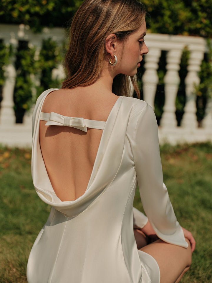Robe Courte Manches Longues Satinée Nœud Sans Dos