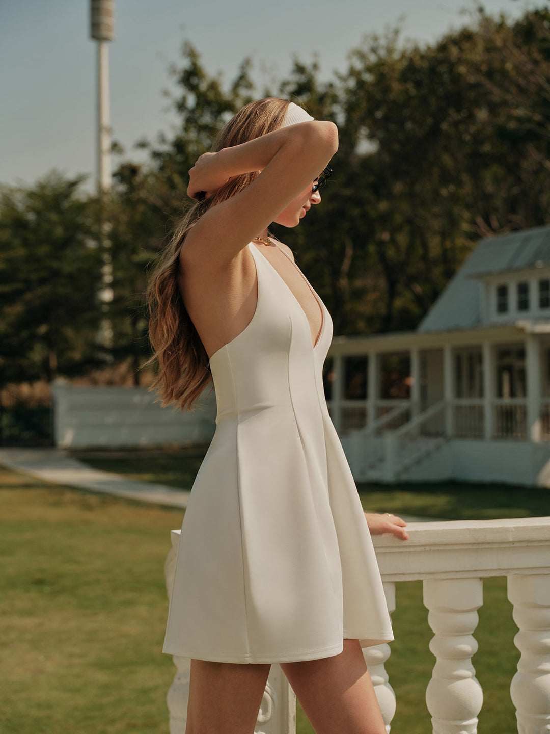 Robe à nœuds plissée à col en V