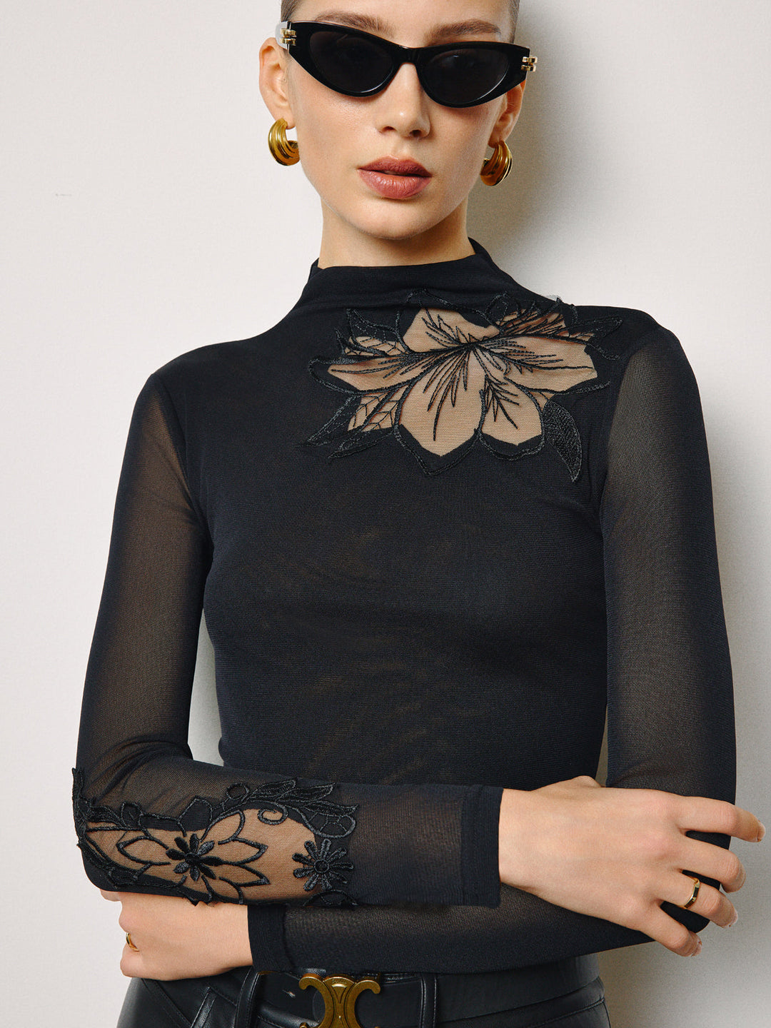 Haut Ajusté Semi-Transparent en Maille Florale