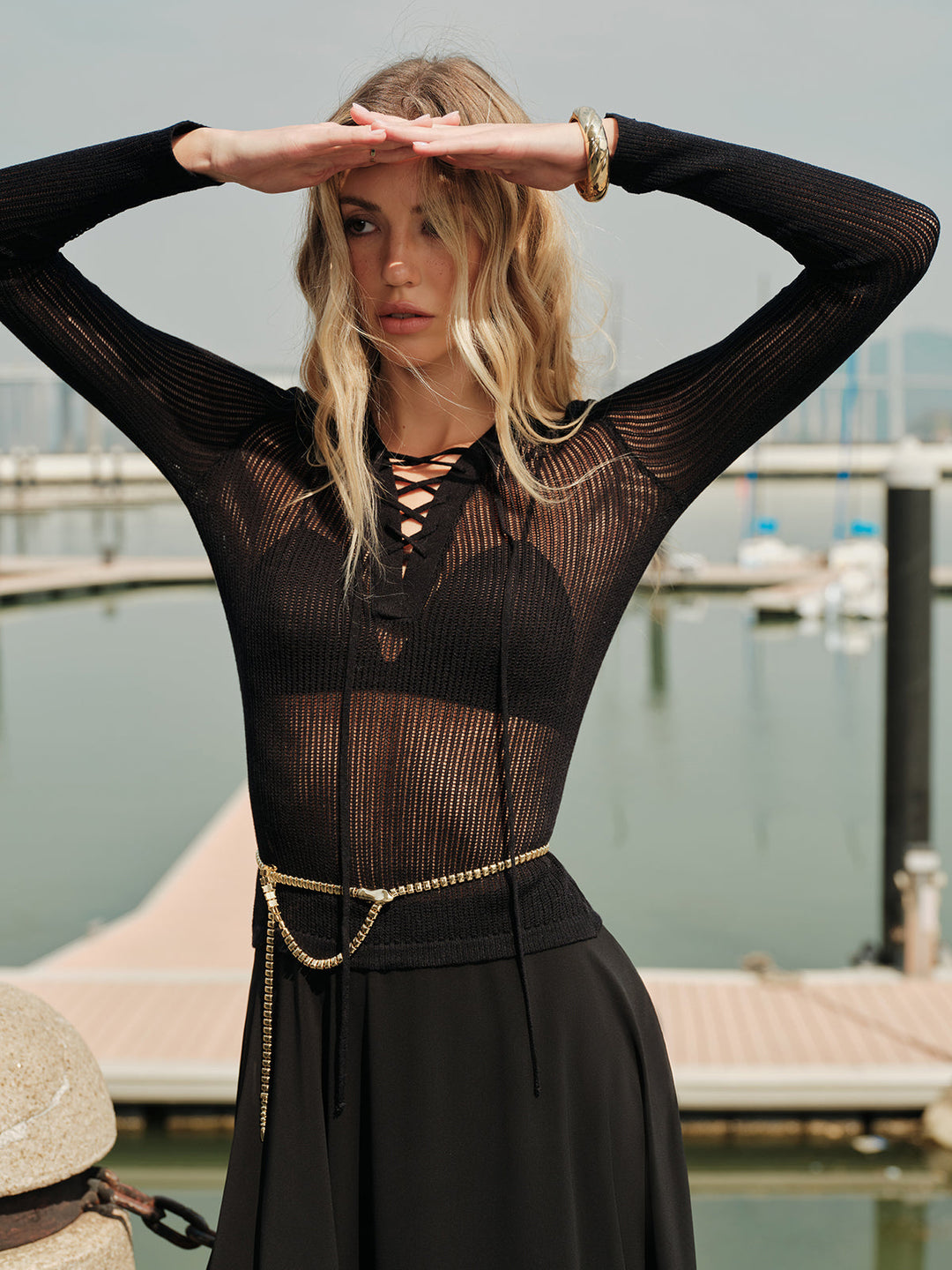 Pull en maille avec laçage sur le devant et manches longues transparentes