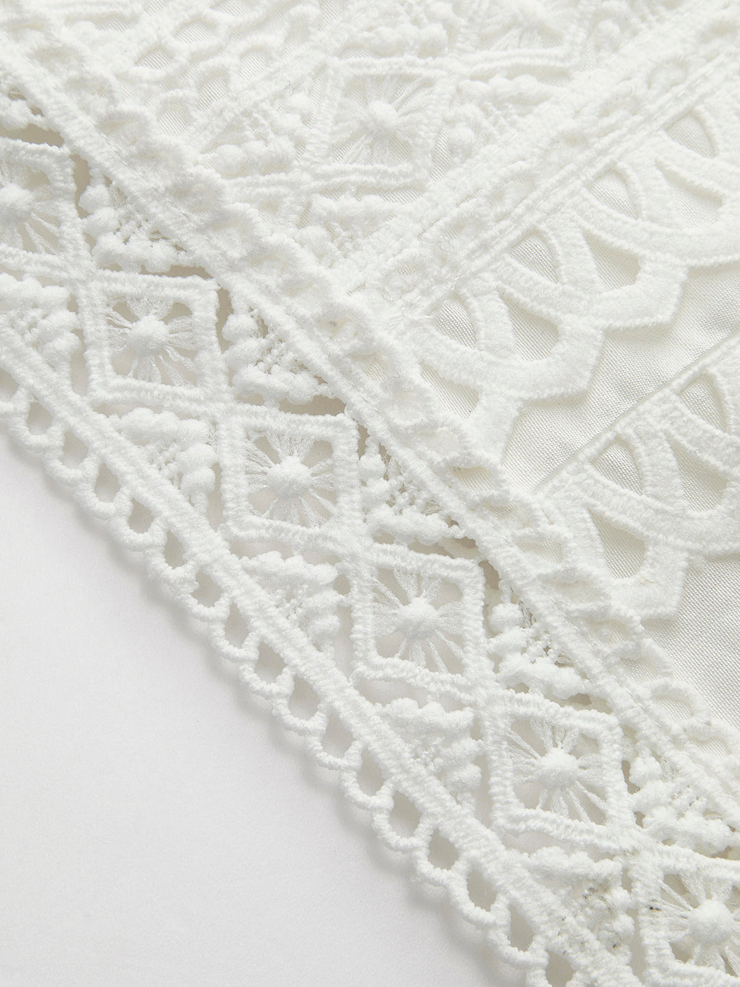 Blouse à col haut et manches bouffantes
