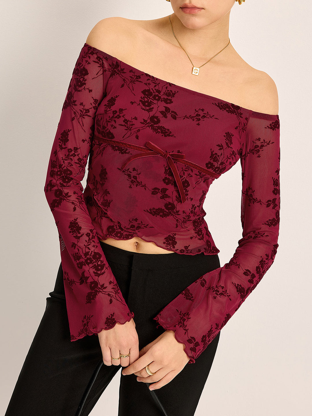 T-shirt Semi-transparente Fleurie à Épaule Dégagée