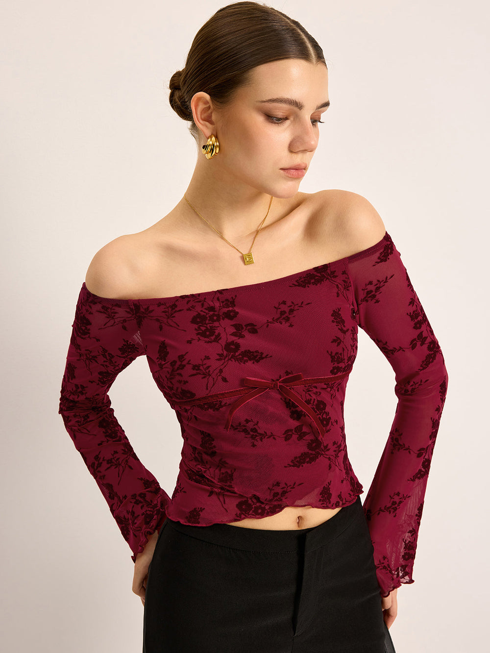 T-shirt Semi-transparente Fleurie à Épaule Dégagée
