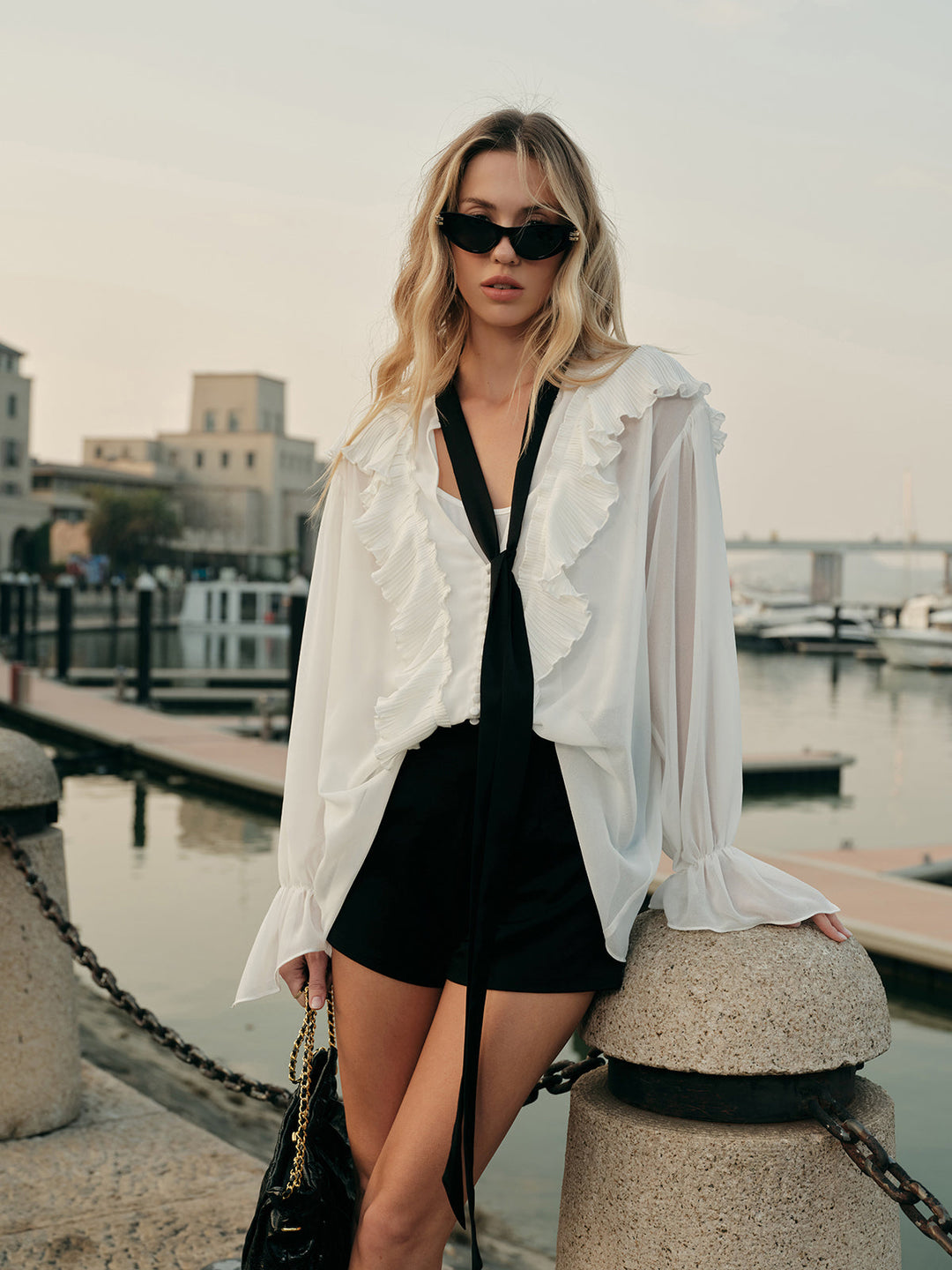 Blouse semi-transparente à volants avec cravate contrastante