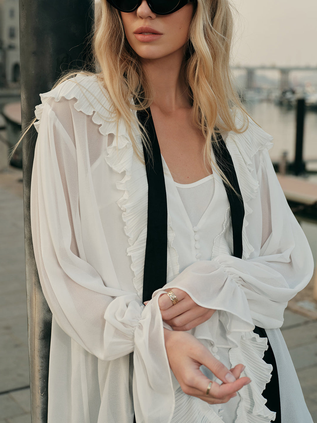 Blouse semi-transparente à volants avec cravate contrastante