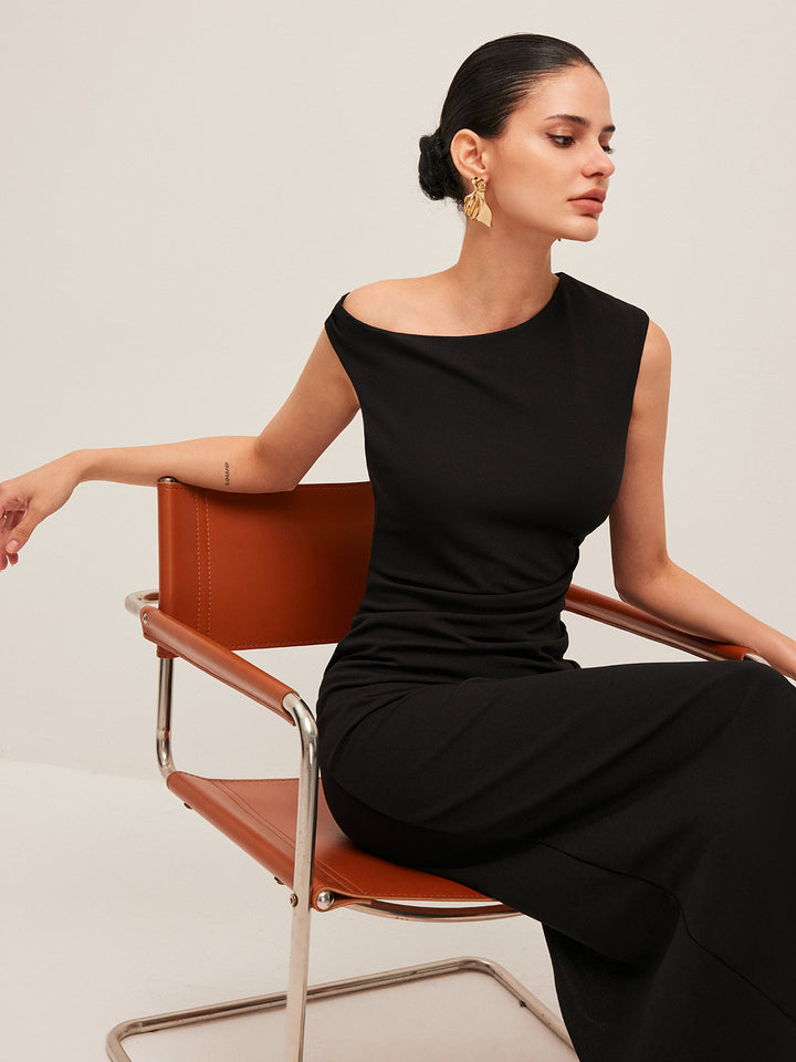 Robe à épaules asymétriques