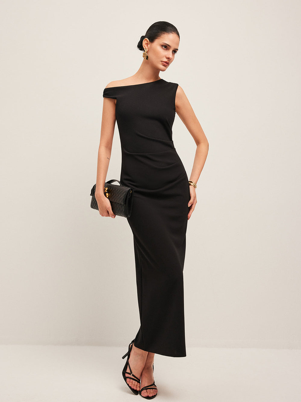 Robe à épaules asymétriques