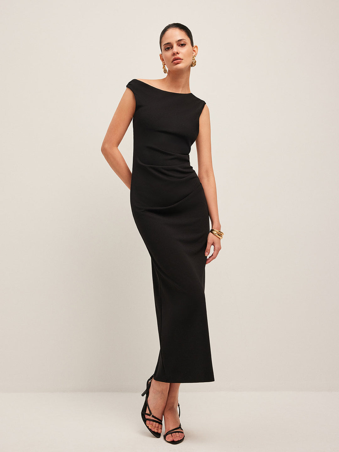 Robe à épaules asymétriques