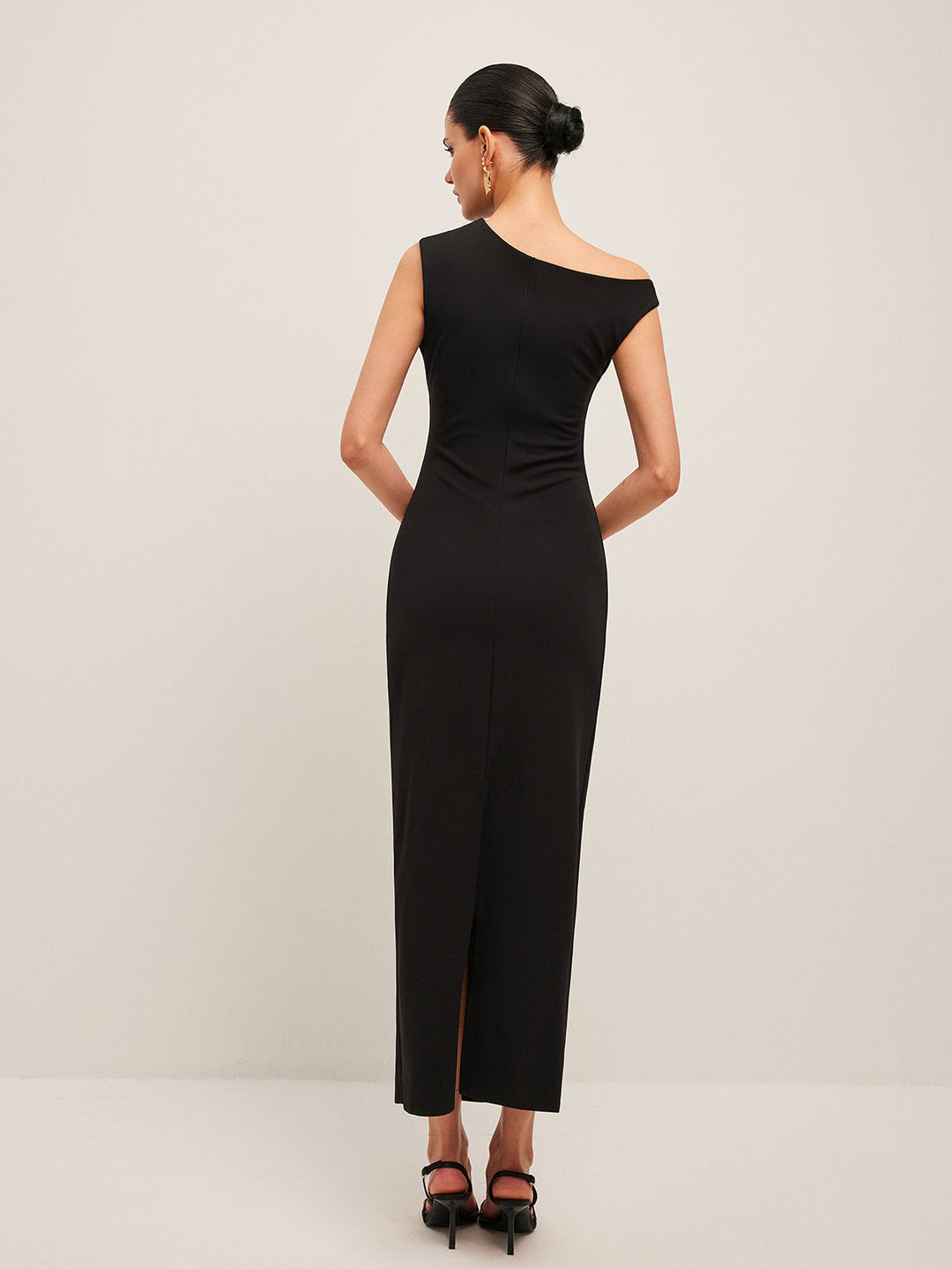 Robe à épaules asymétriques