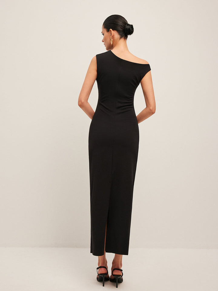 Robe à épaules asymétriques
