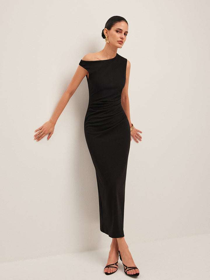 Robe à épaules asymétriques