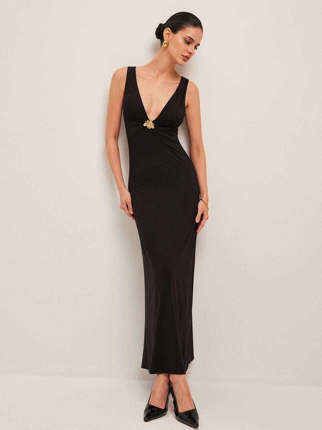 Robe Mi-Longue Sans Manches à Col en V et Détails Floraux Dorés
