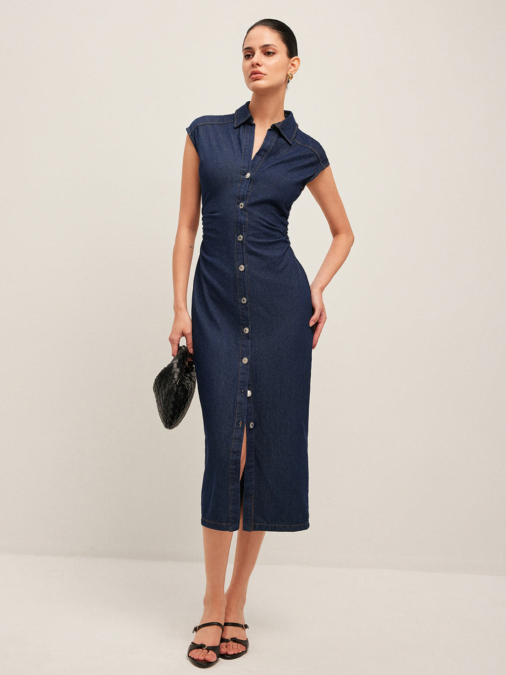 Robe en jean sans manches à col en V et boutonnée