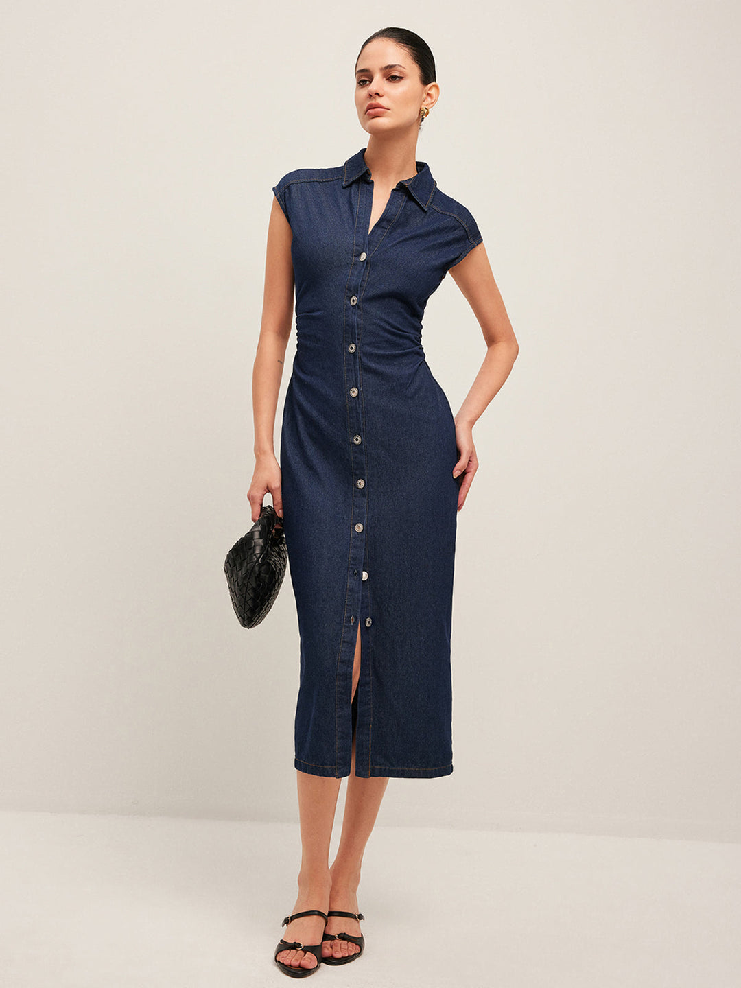 Robe en jean sans manches à col en V et boutonnée