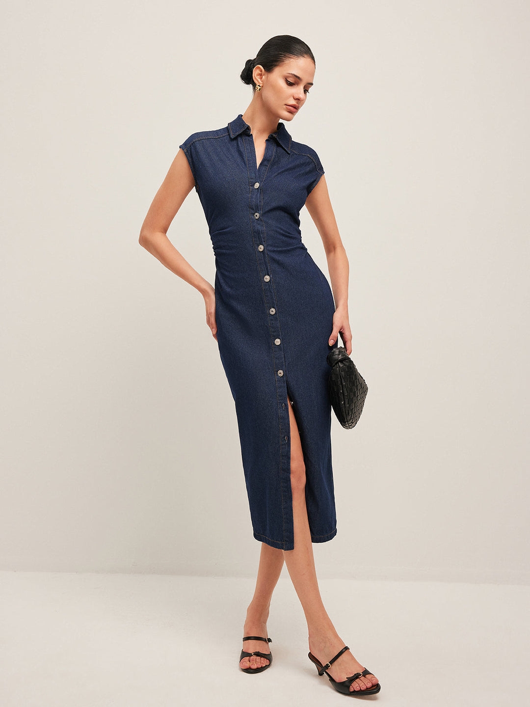 Robe en jean sans manches à col en V et boutonnée