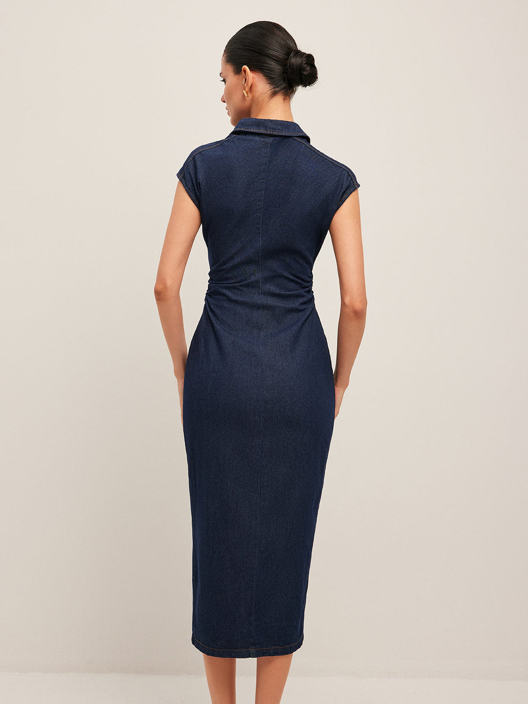 Robe en jean sans manches à col en V et boutonnée