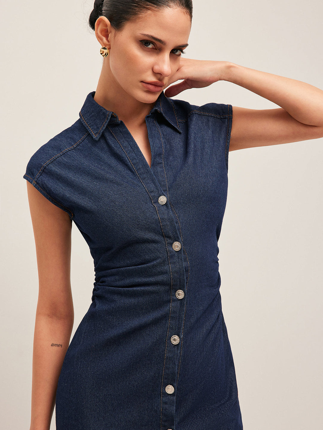 Robe en jean sans manches à col en V et boutonnée