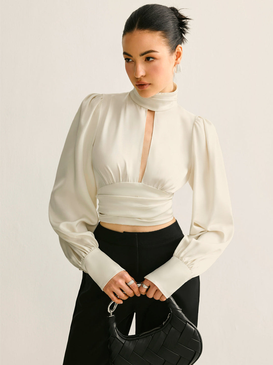 Blouse en satin à plis latéraux sans dos