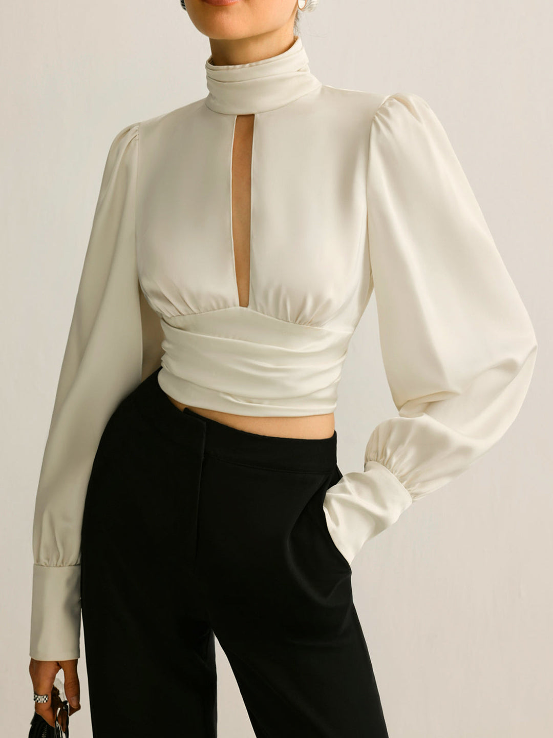Blouse en satin à plis latéraux sans dos