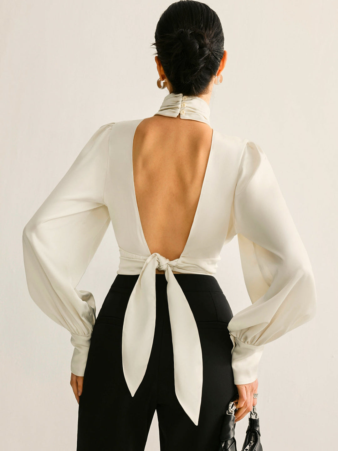 Blouse en satin à plis latéraux sans dos