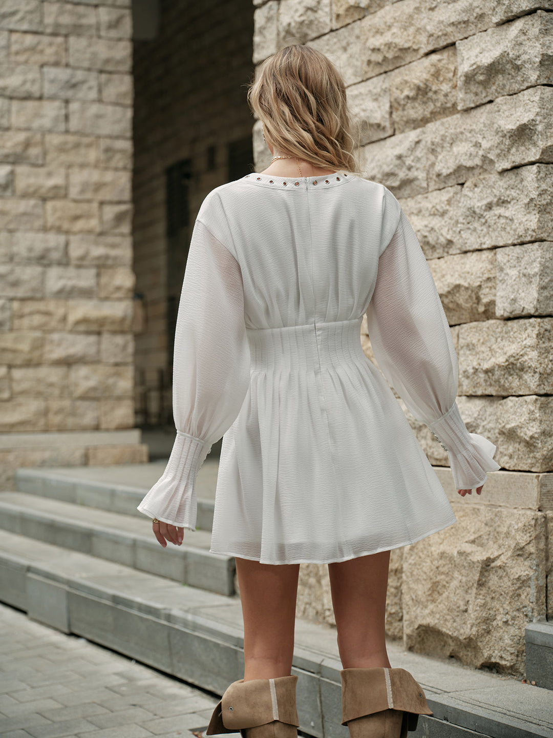 Robe semi-transparente à lacets sur le devant