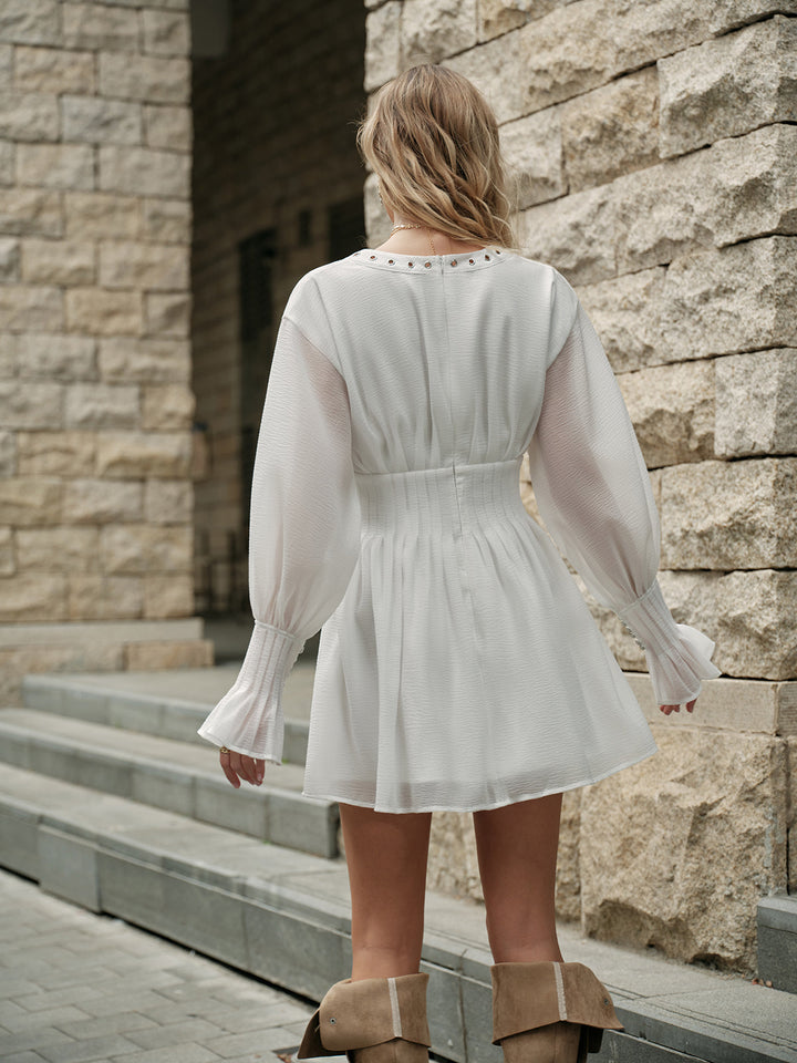 Robe semi-transparente à lacets sur le devant