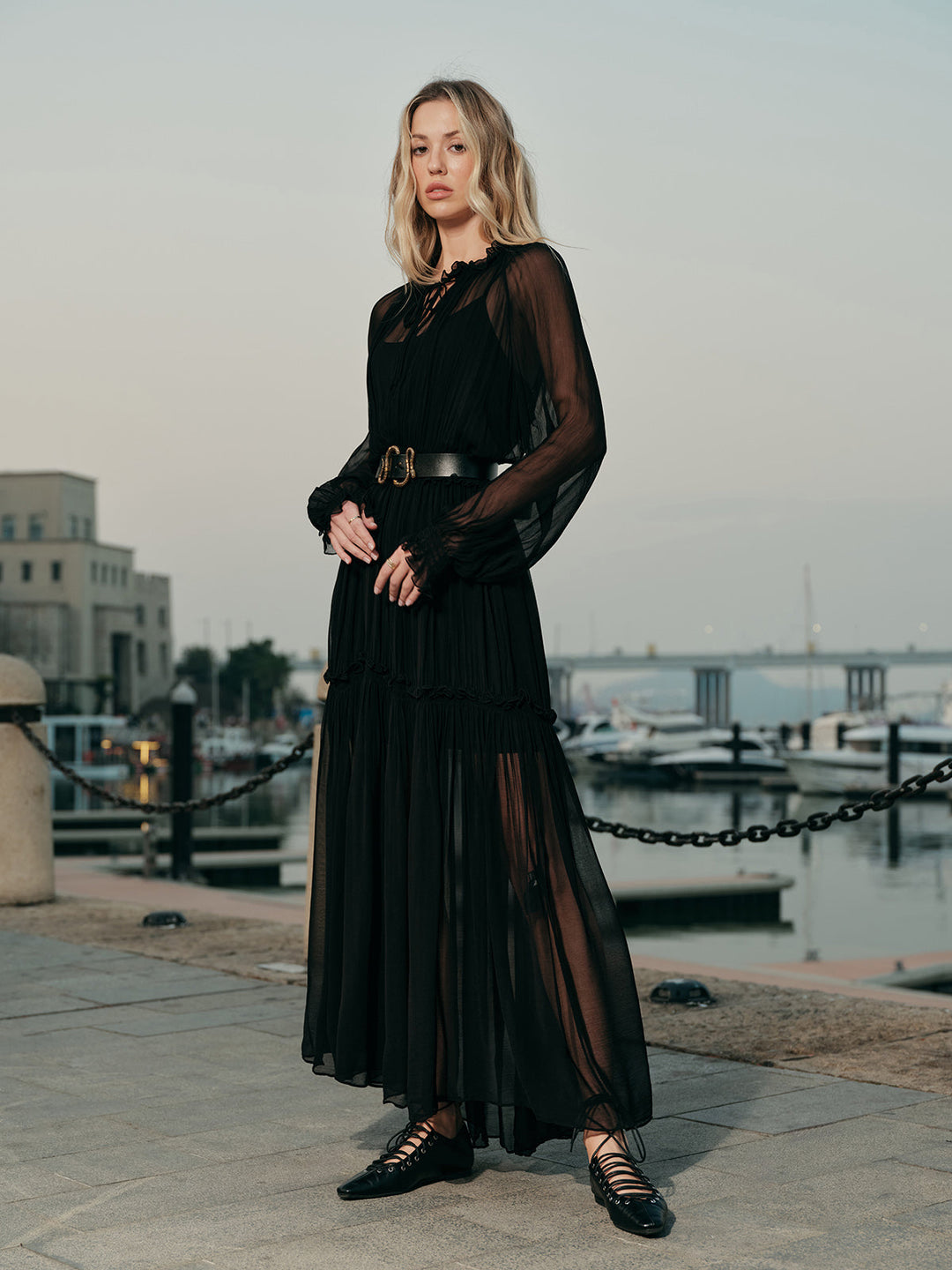 Robe mi-longue semi-transparente en mousseline avec volants