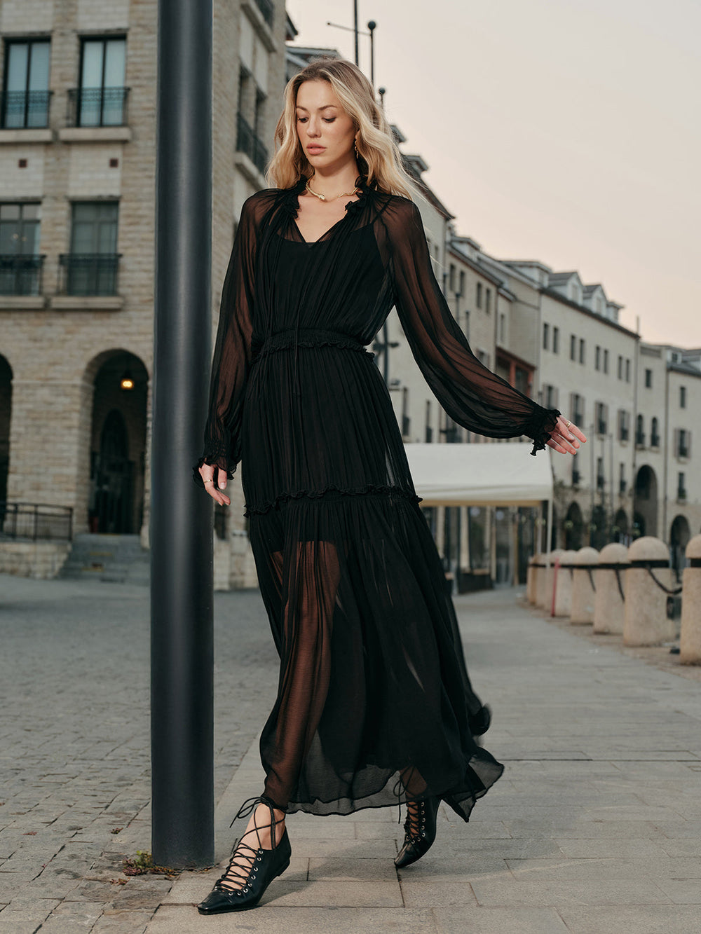 Robe mi-longue semi-transparente en mousseline avec volants