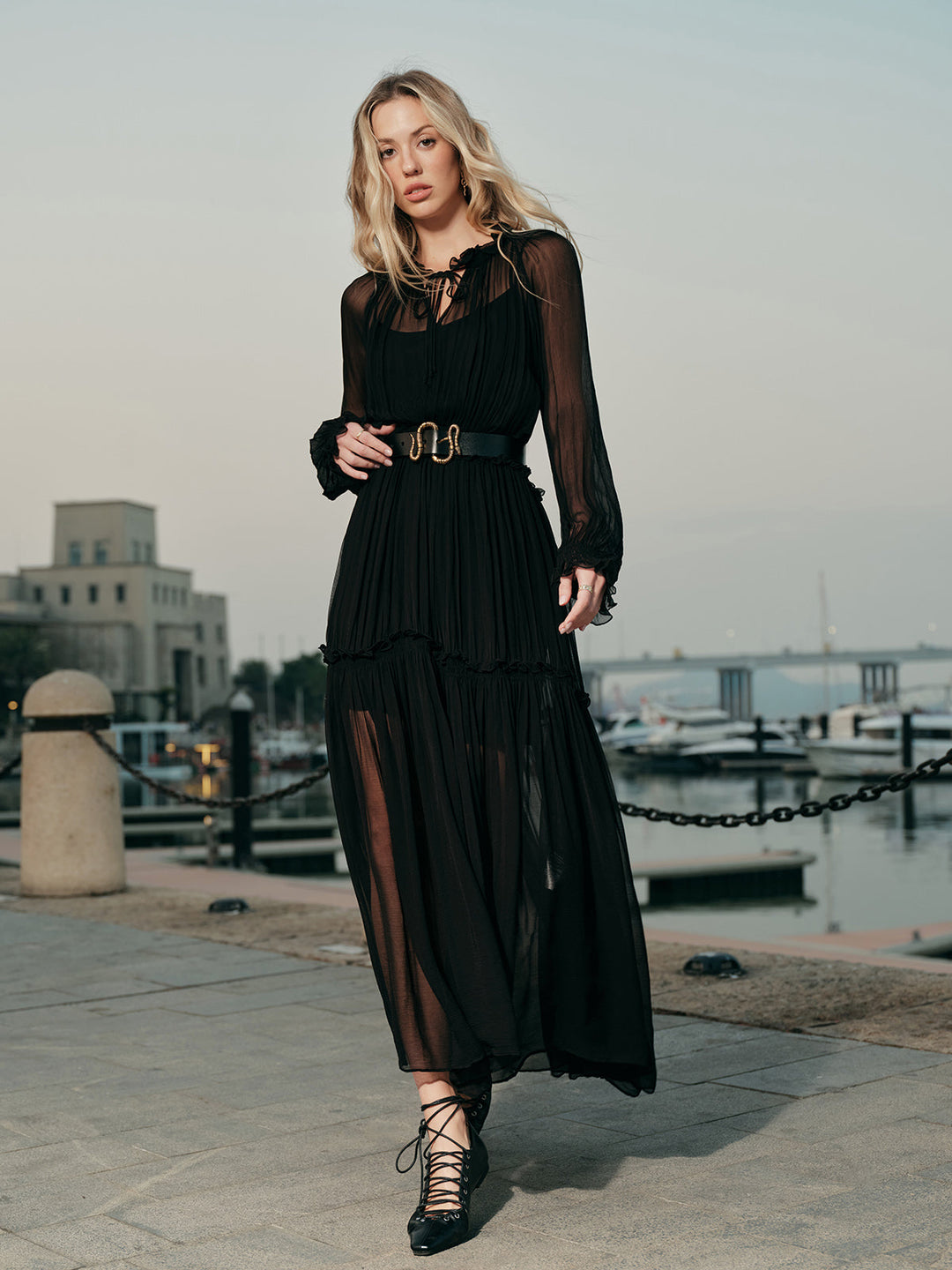 Robe mi-longue semi-transparente en mousseline avec volants