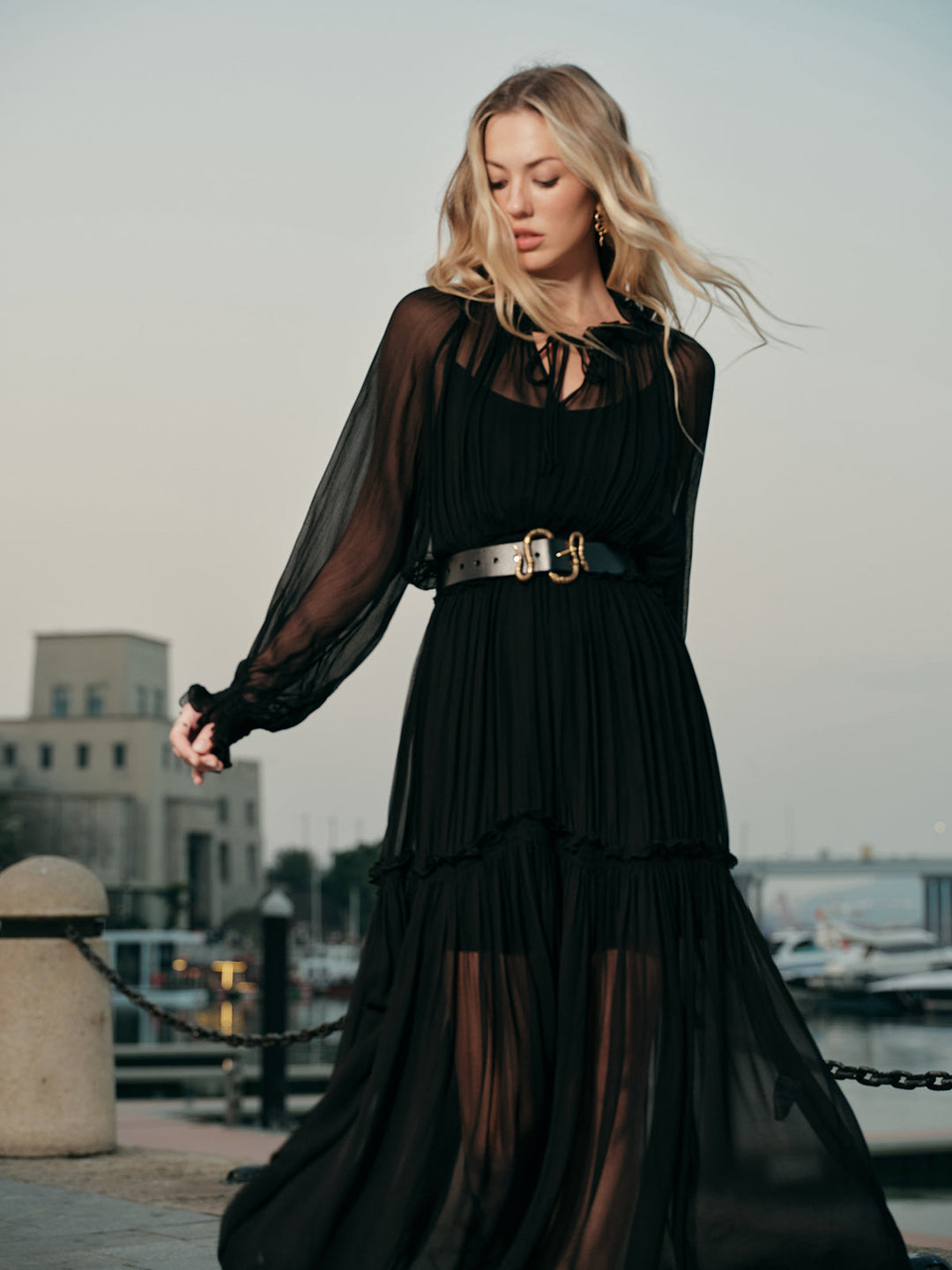 Robe mi-longue semi-transparente en mousseline avec volants