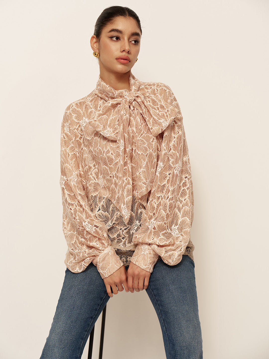 Blouse en Dentelle Semi-Transparente à Volants