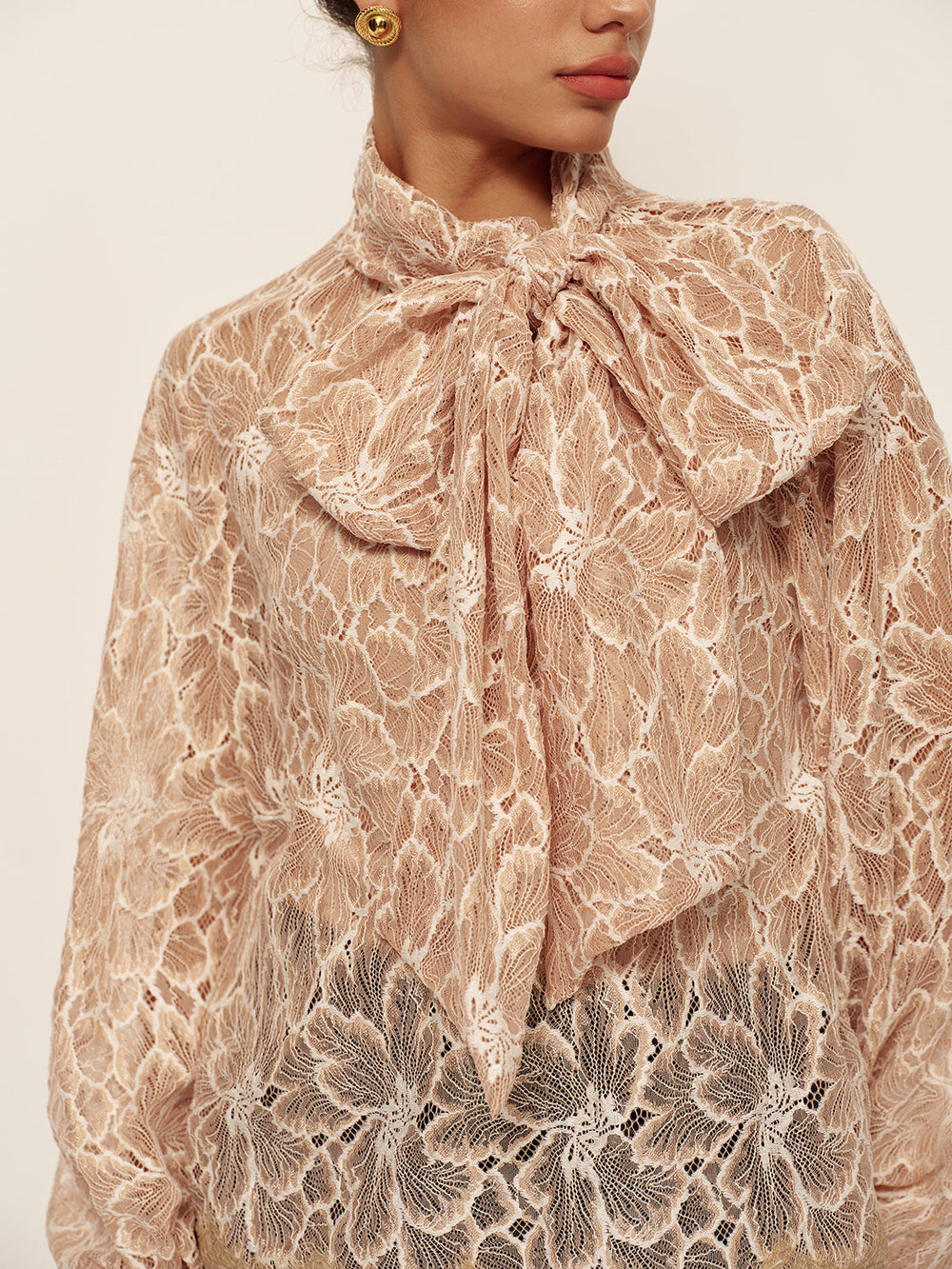 Blouse en Dentelle Semi-Transparente à Volants