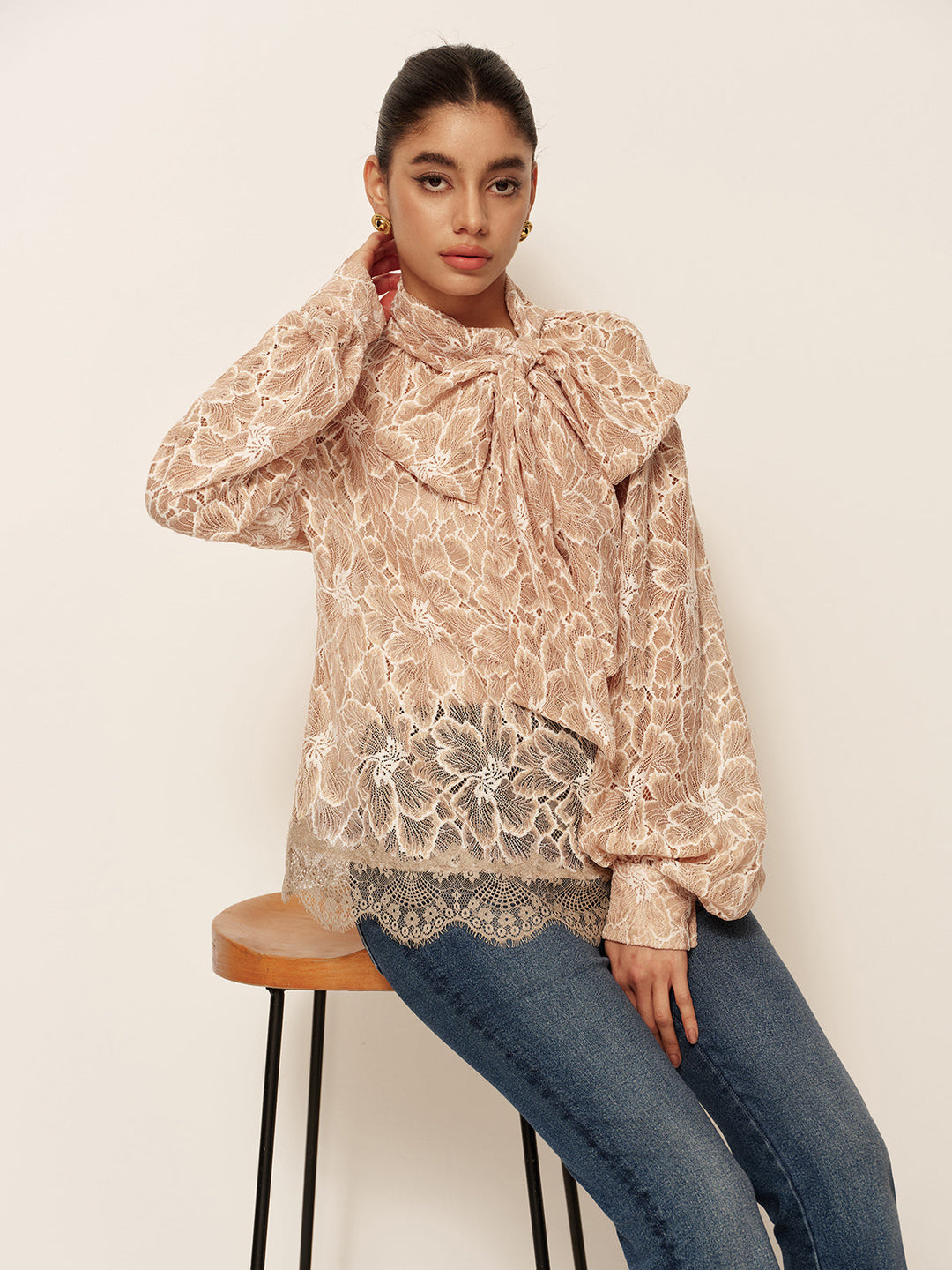 Blouse en Dentelle Semi-Transparente à Volants