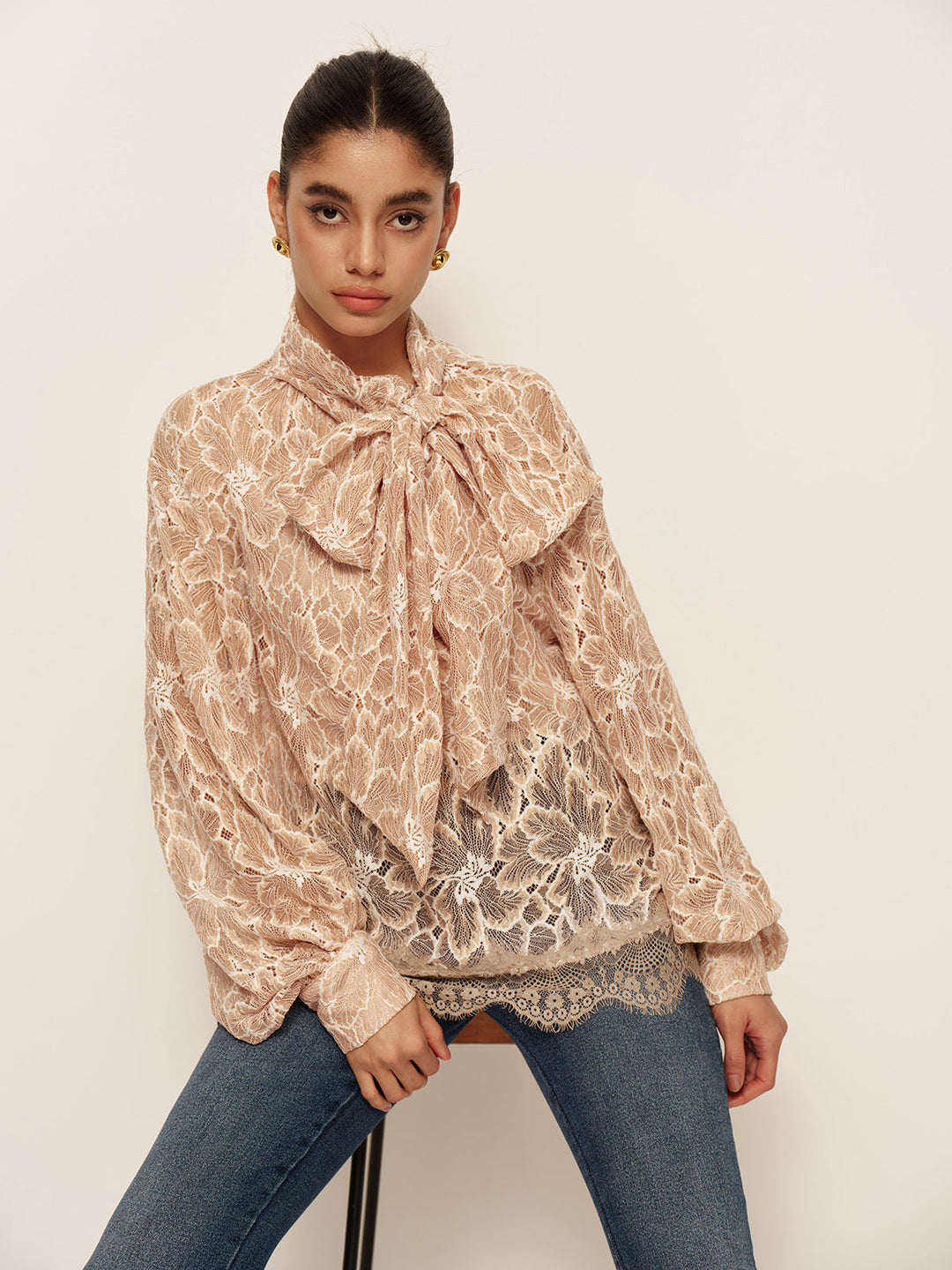 Blouse en Dentelle Semi-Transparente à Volants