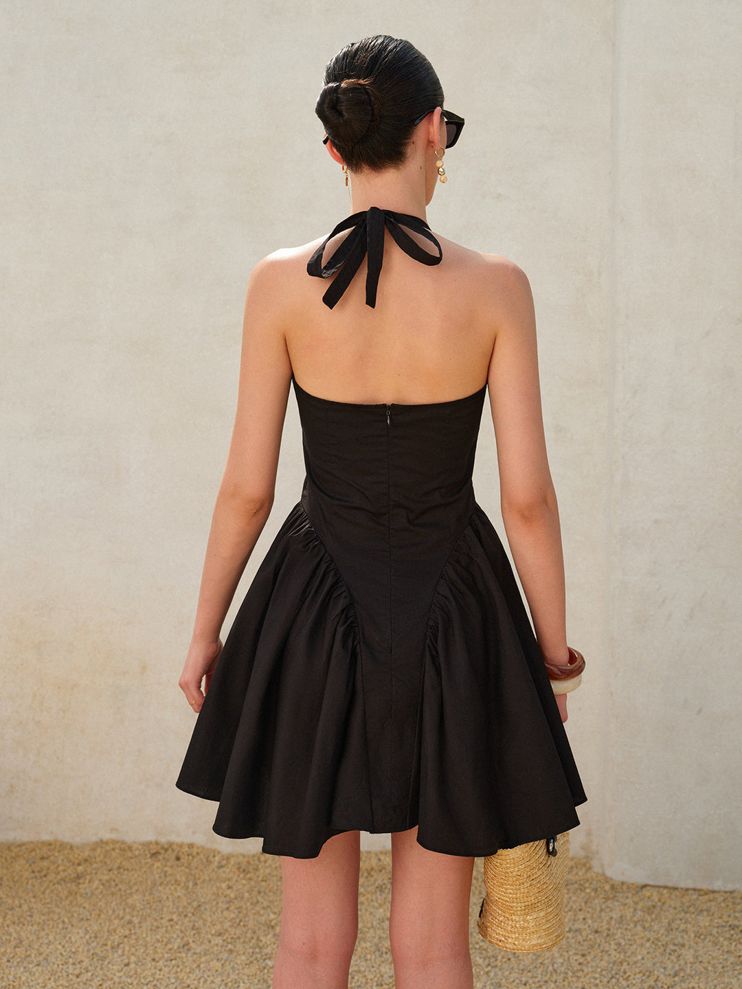 Robe à volants plissés et nœud papillon