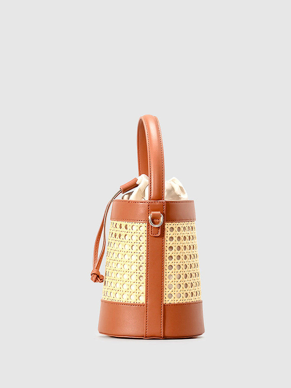Sac seau à cordon en rotin