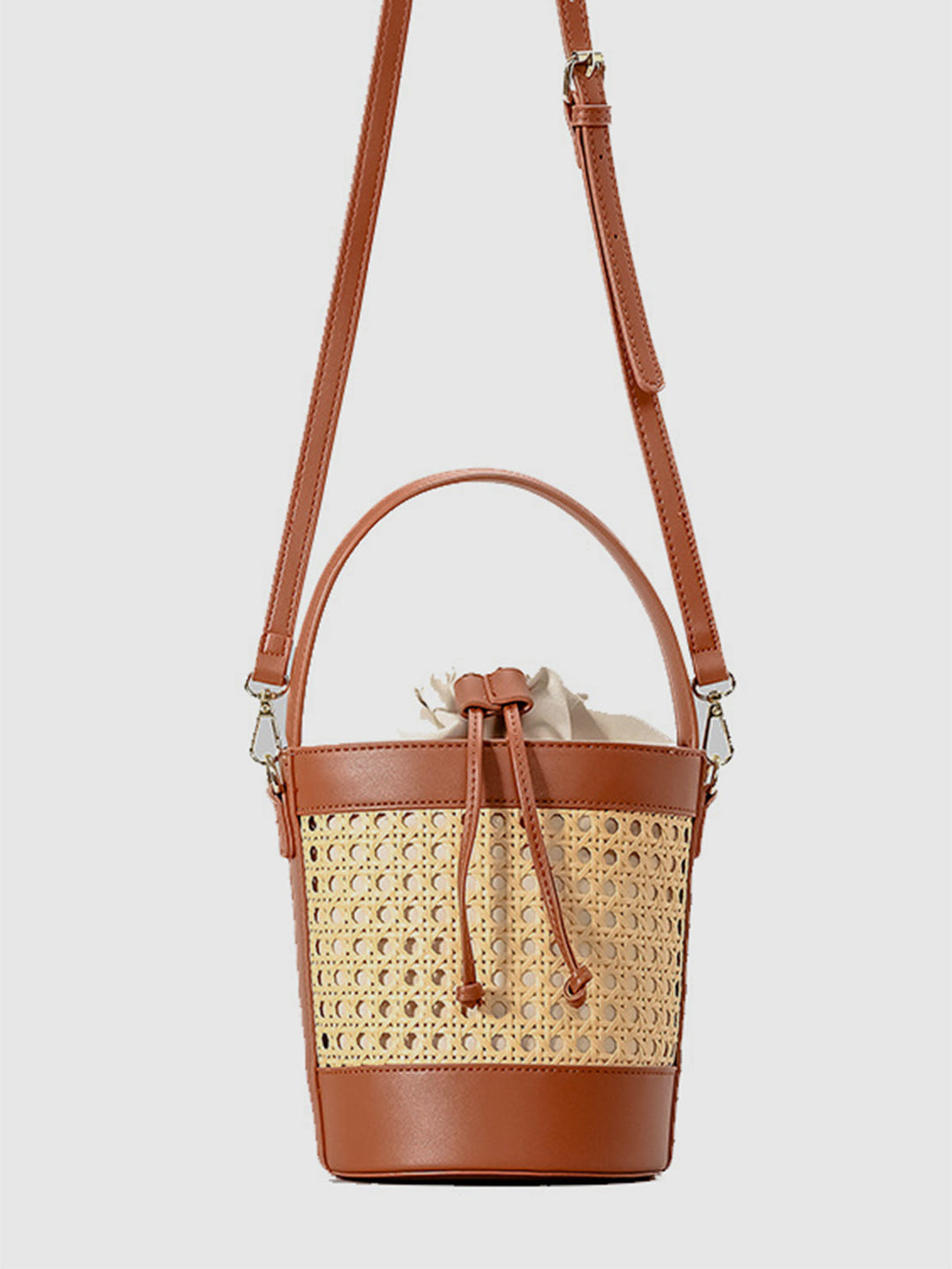 Sac seau à cordon en rotin