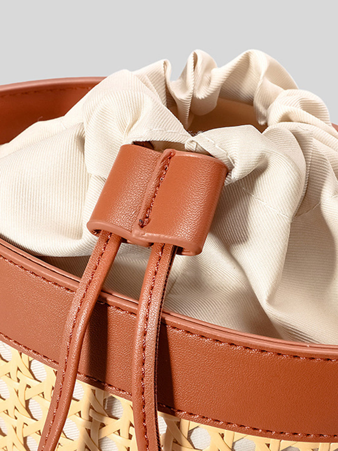 Sac seau à cordon en rotin