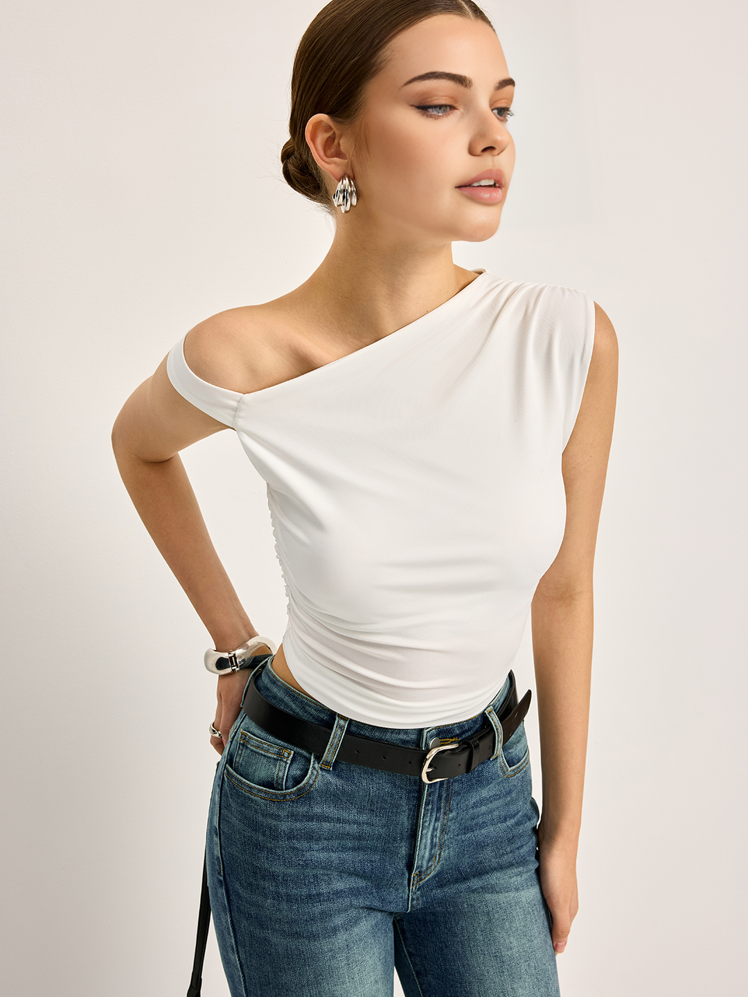 Haut côtelé à découpe asymétrique