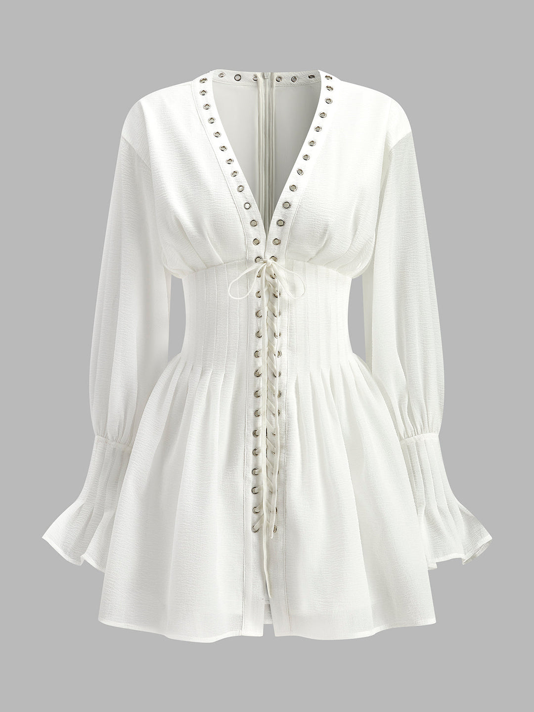 Robe semi-transparente à lacets sur le devant