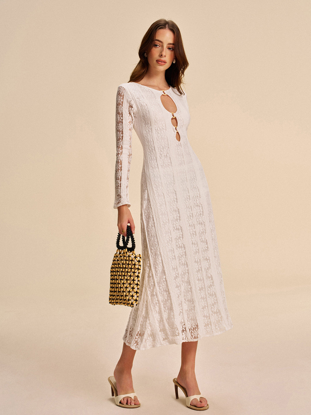 Robe en dentelle à découpes