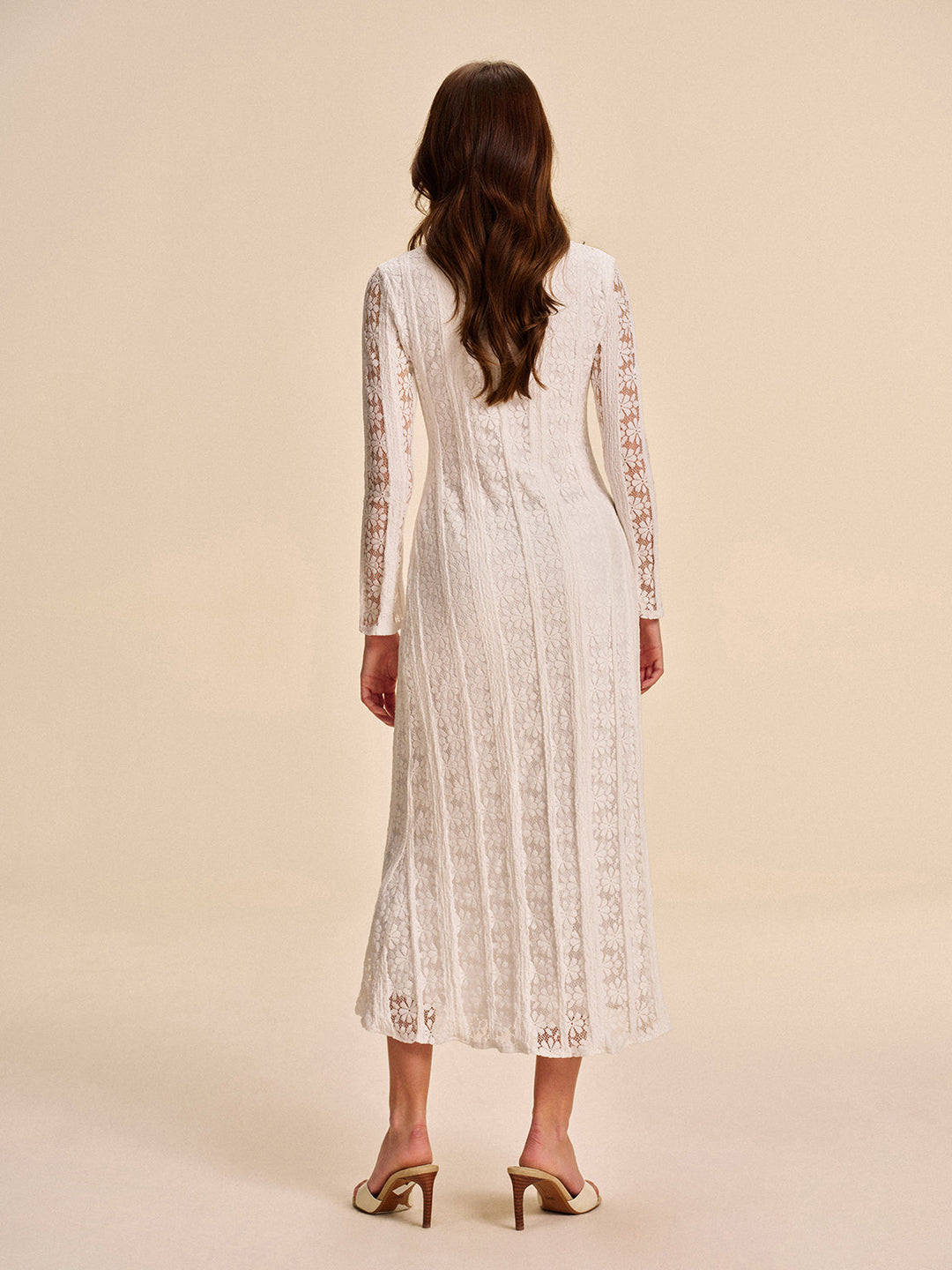 Robe en dentelle à découpes