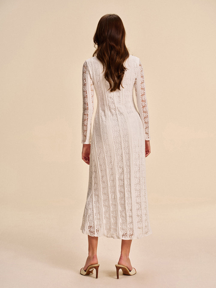 Robe en dentelle à découpes