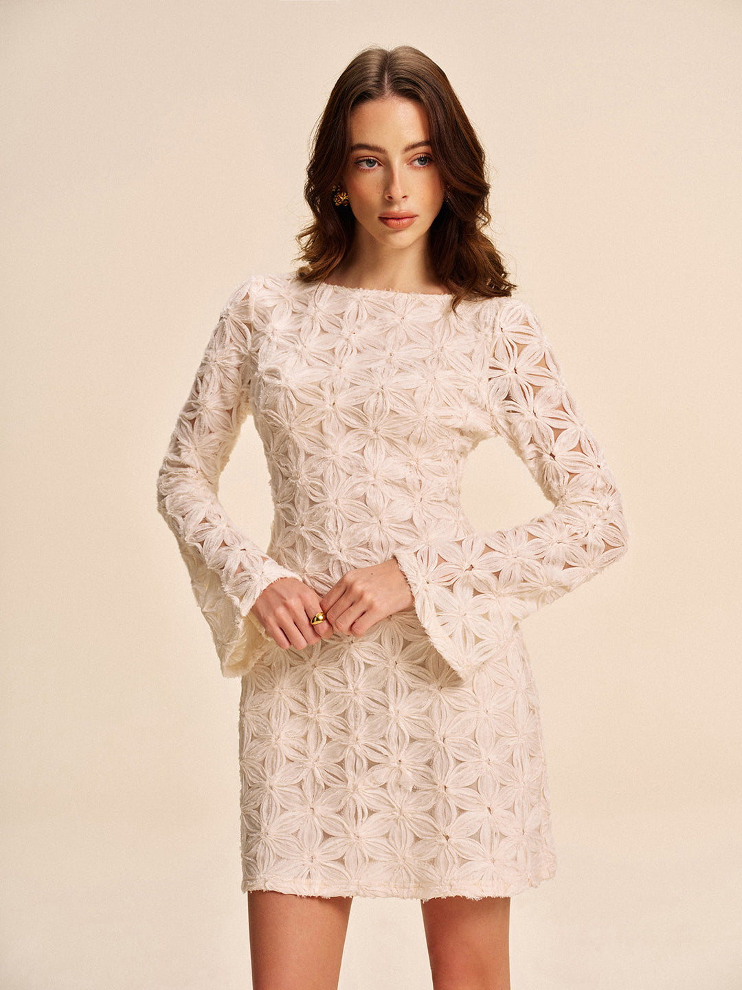 Robe Longue à Manches Longues en Dentelle Florale Semi-Transparente