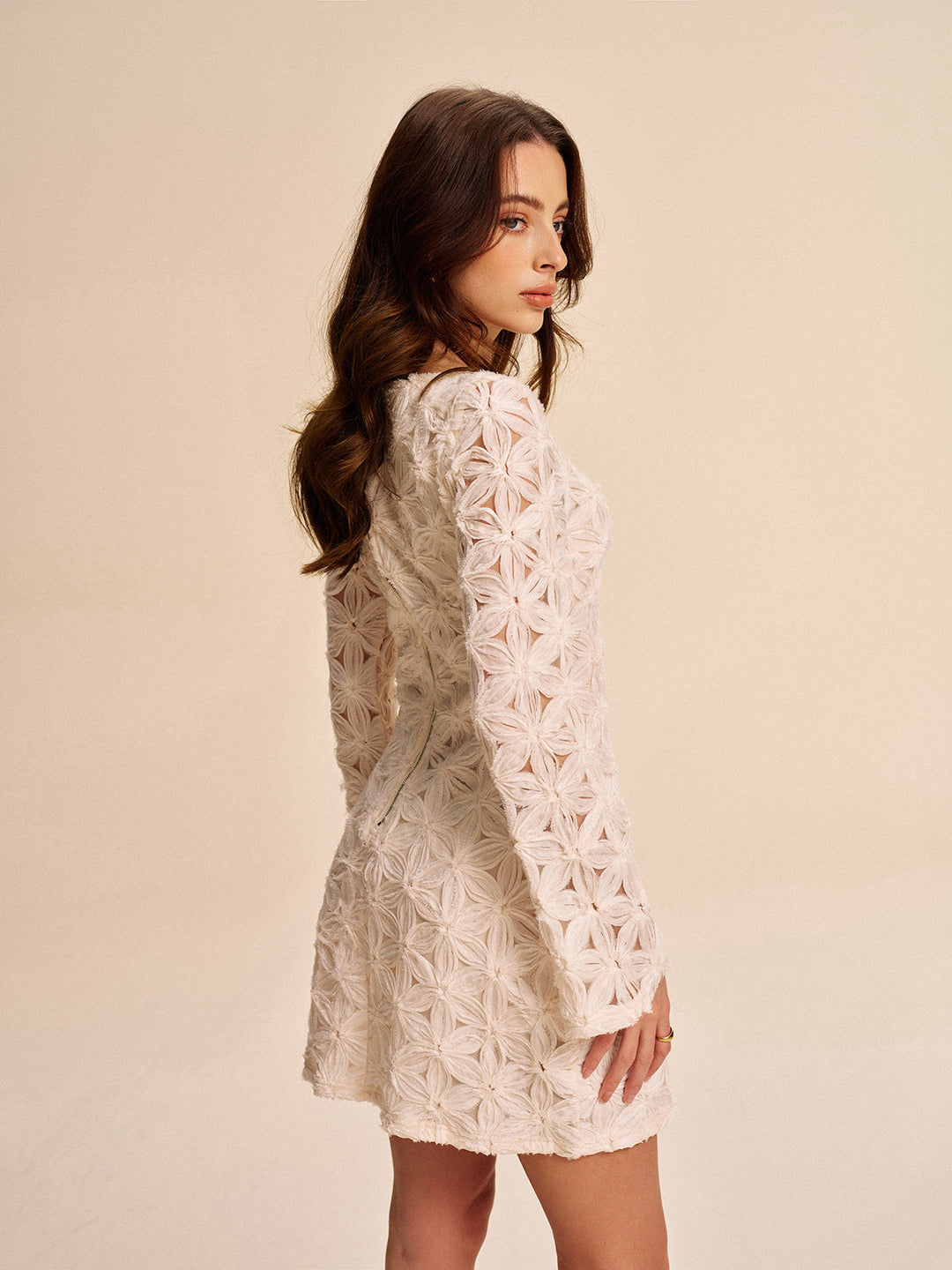 Robe Longue à Manches Longues en Dentelle Florale Semi-Transparente