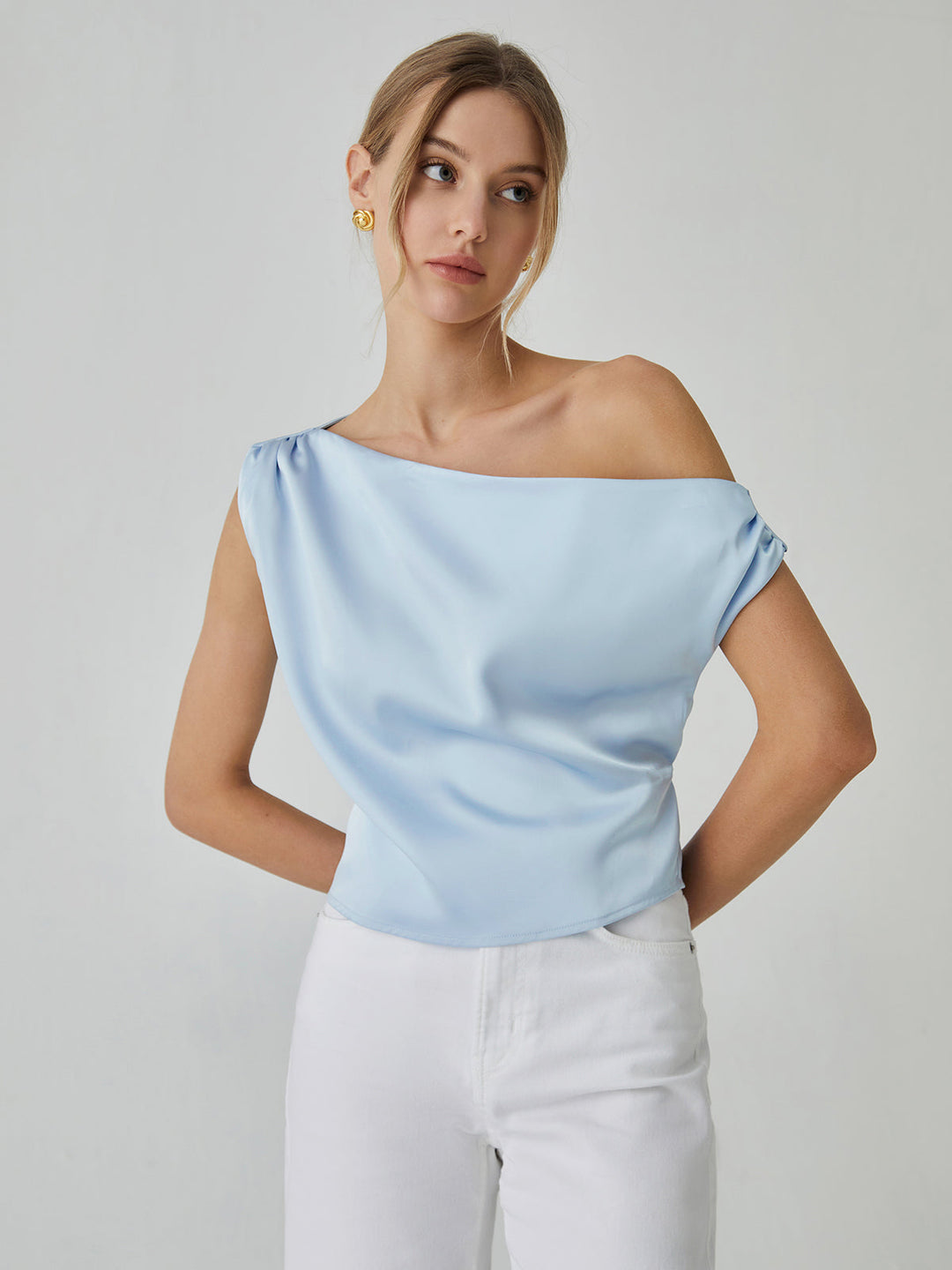 Blouse portefeuille à épaules dénudées nouée