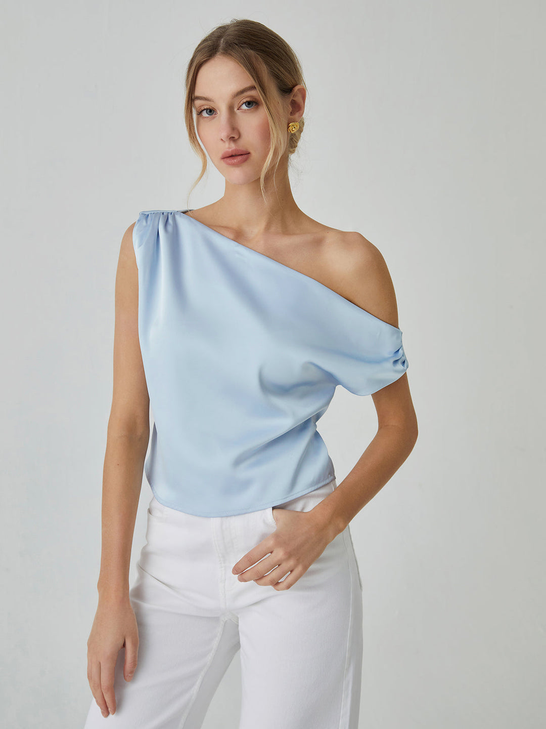Blouse portefeuille à épaules dénudées nouée