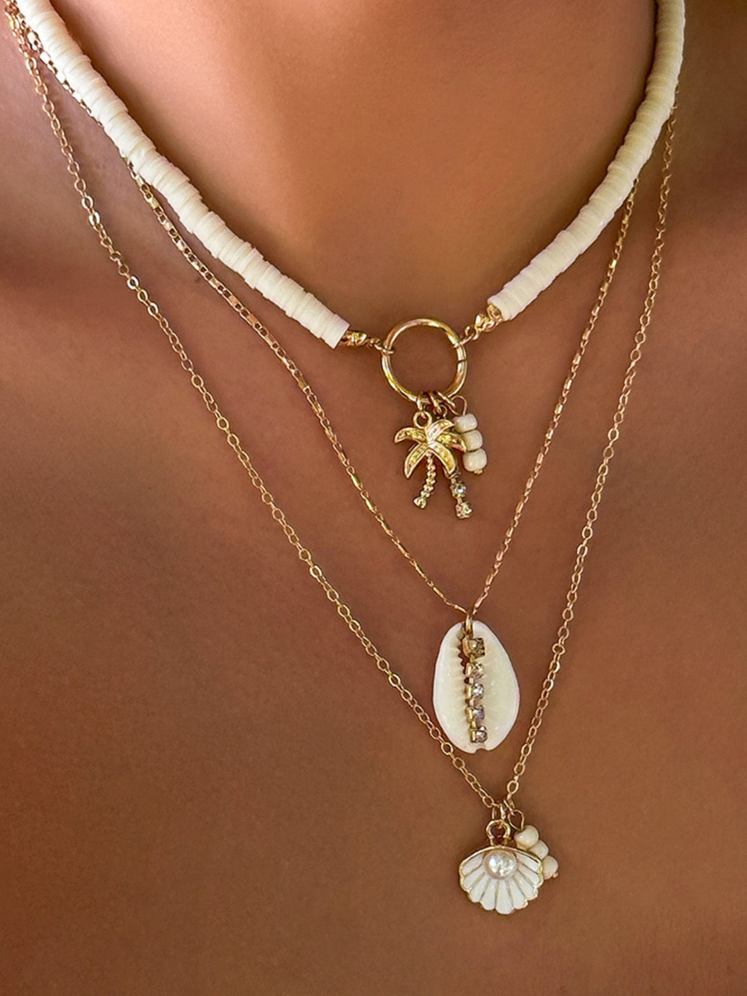 Collier ras du cou à trois rangs de coquillages