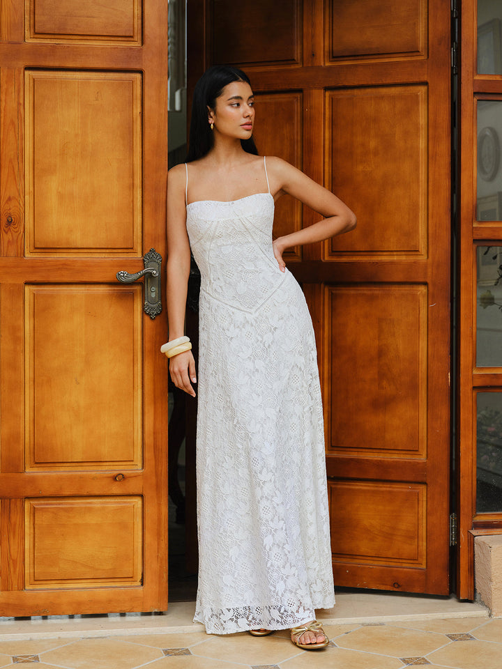 Robe à fines bretelles en dentelle