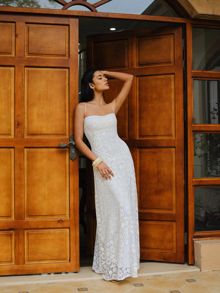 Robe à fines bretelles en dentelle